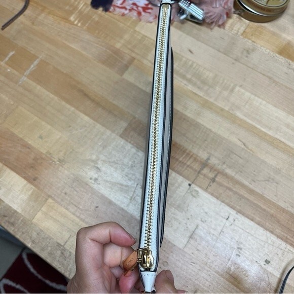 Michael Kors Wristlet in Gold and White Leather NWOT - Picture 9 of 16